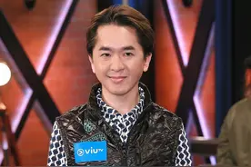 邓兆尊穿8万套装逛街，打扮潮流与韩星同款，身材臃肿衣服包不住图片