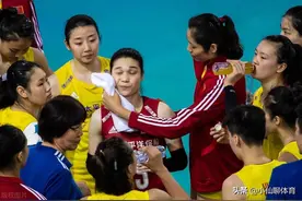 中国女排最佳自由人现身母校，喜提个人新成就，缺席联赛让人不解图片