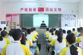 【优秀教师风采】卢桂君：以身作则 言传身教图片
