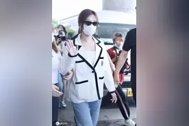 又是一年高考季，女星们Pick学院风穿搭应援图片