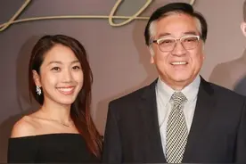 女儿入行12年演技终被肯定，秦沛感动大哭，很开心被称姜丽文爸爸图片
