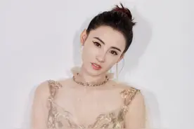 40岁张柏芝不服老？穿低胸薄纱裙冻到手通红，小腹赘肉被指发福图片