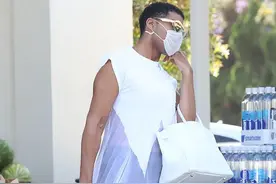 魔术师约翰逊28岁儿子外出购物 穿蕾丝透视连衣裙妖娆 背面似卡戴珊图片