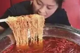 90后女孩直接用盆泡辣椒泡面，吃了面又吃辣椒，为出名也是蛮拼的图片