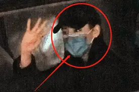 热巴走路太急鞋子都掉了，看清她随后穿鞋的姿势，果真是憨憨美女图片