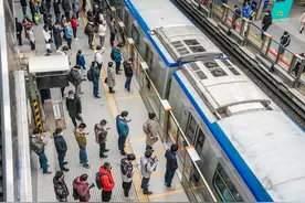 实拍今晨北京西二旗地铁站早高峰，人来人往中乘客自觉拉开间隔图片