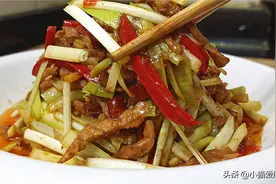 做韭黄炒肉丝时，一定多加这一步，韭黄鲜嫩脆爽不出水，味道也好图片