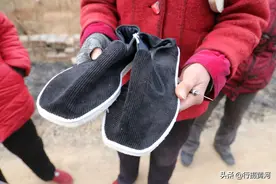 6旬大嫂做纯手工老布鞋，5天做1双卖价100元，网友看下值吗图片