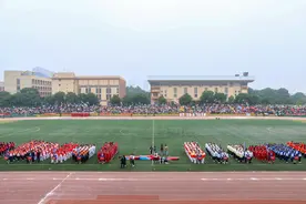 挥洒运动汗水 谱写青春华章图片