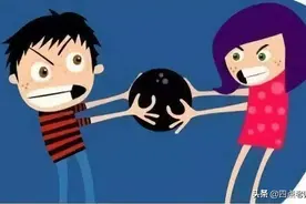 自己孩子总是抢别人玩具，训斥还是强制归还？家长的做法影响很大图片