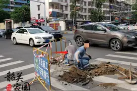 后续来了！车辆压过井盖哐当响，有关部门迅速反应：修井盖图片