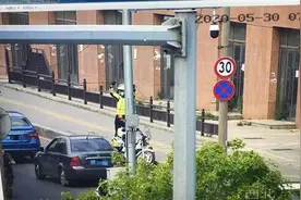充当“电线杆” 化身“警示牌” 他们的举动亮了！图片