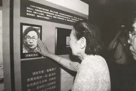 81年一位老人来到白公馆，看着墙上的照片痛哭：晓轩，我来看你了图片