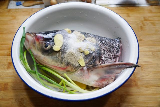 给年夜饭加道“剁椒鱼头”，学会3个窍门，鲜香不腥，不用去饭店