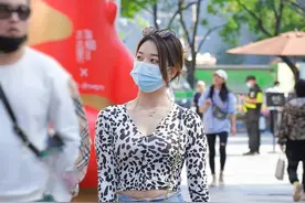 小姐姐穿衣真有个性！豹纹T恤搭配蓝色高腰牛仔裤，气质甜美图片