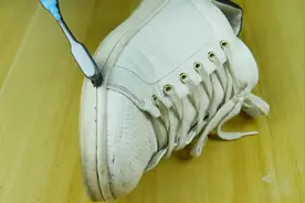 不管鞋子多脏，不用一滴水，用这个方法可以干干净净，太方便了视频封面