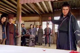 武松拿匕首杀王婆，哪料失手误杀金莲嫂嫂，悲痛欲绝怒捅王婆数刀视频封面