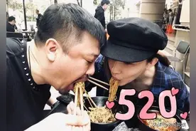 贾冰于妻同框似“父女”，妻子曝光仅相差2岁，网友：难怪不公开图片