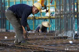 农民工身体是“纸老虎”，明明每天都劳作，才过50岁，咋就垮了？图片