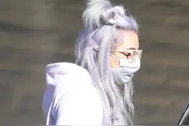 LadyGaga现身街头，淡紫色发型仙气十足，裤子却短到尴尬图片
