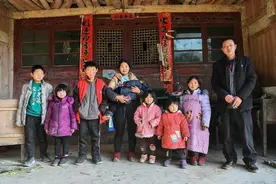 32岁女子10年生下7个孩子：等孩子们长大，我就有好日子过了图片