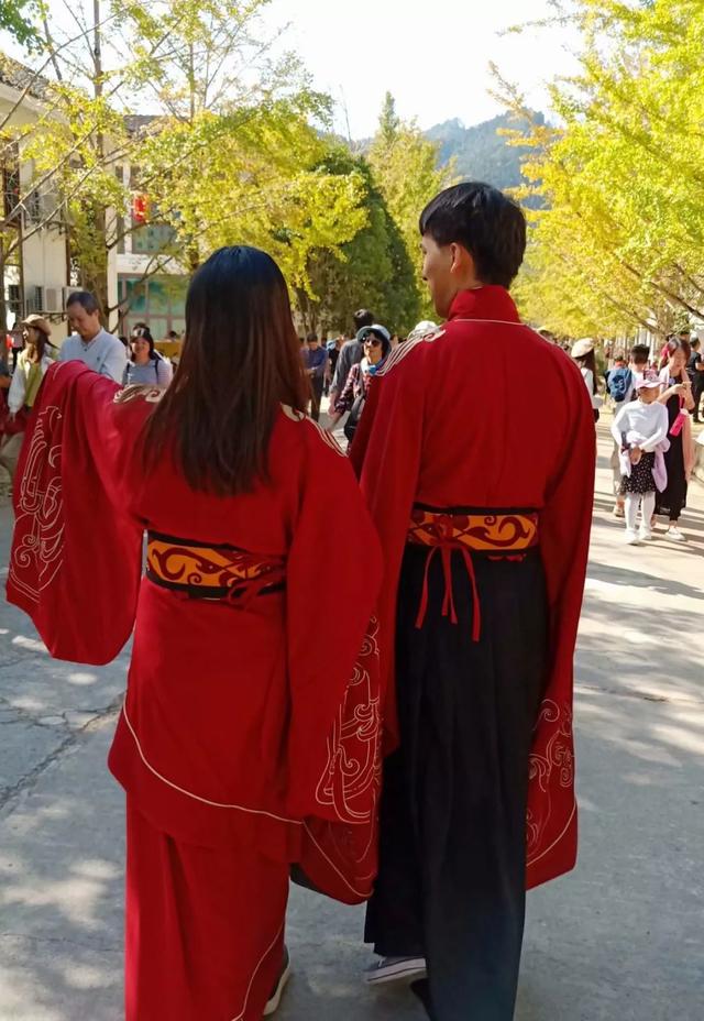 秋风吻尽银杏叶，艳遇醉美帽子峰