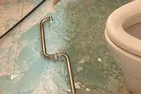 精装房玻璃门炸裂伤人20余处，开发商回应寥寥32字图片