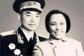 萧克孙子在校读书,衣服带补丁被同学笑话,老师:你家条件不好么？图片
