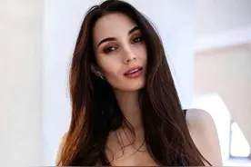 酷似神奇女侠盖尔·加朵与中国影星陈好，罗马球迷曾赞叹她的美貌！希克打进45.4米吊射后，他的姐姐也火了图片