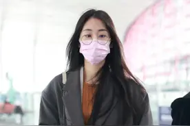 张碧晨当妈后瘦脱相，穿西装显得“空空”，这腿未免太细了图片