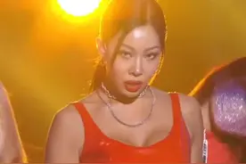 裤子还是这么穿帅，jessi将身材都秀出来了，太有气势了图片