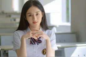 赵丽颖校服写真曝光，33岁扮学生妹不违和，秀发披肩青春感十足图片