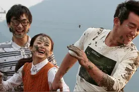 赵丽颖放得开，不顾白衬衫下田像“村姑”，满脸泥巴笑得依旧开心图片