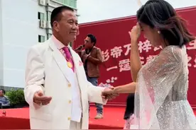 64岁万梓良现身开业仪式，牵住女主持的手亲密共舞，对方满脸尴尬图片