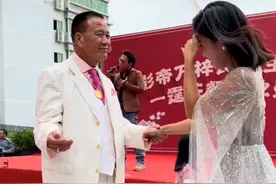 64岁万梓良现身开业仪式，牵住女主持的手亲密共舞，对方满脸尴尬图片