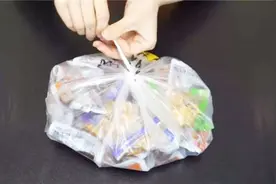 塑料袋打死结了怎么办？找到这个小机关，轻松打开视频封面