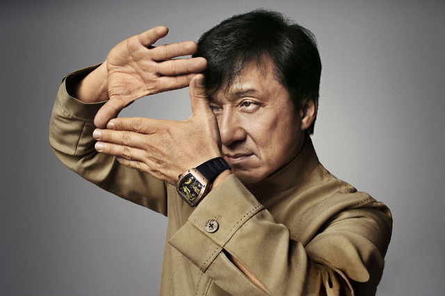 成龙有20亿身家？要拿100万感谢抗疫药研制者的他为何被吐槽狡猾