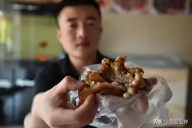 90后单亲爸爸做美食，30多味中草药秘制猪蹄，还没出锅就卖完了图片