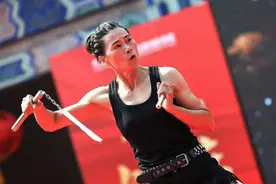 女硕士痴迷李小龙，苦练双节棍7年打坏60根钢棒出手惊人图片