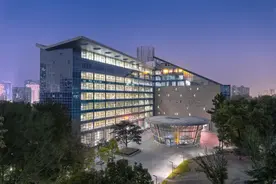 进逼清北，“碾压”985，师范分数线飙了图片