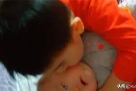 哥哥一亲近妹妹，妹妹就放声大哭，掀开衣服后妈妈失声痛哭图片