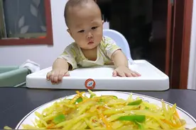 家常土豆丝，简单又营养，宝宝看的望眼欲穿，好奇的样子真可爱图片