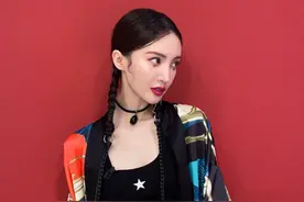 金晨舞台造型，大胆挑战泪痣妆，创新的妆容搭配俏皮的麻花辫图片