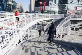 小寨人行天桥焕然一新图片