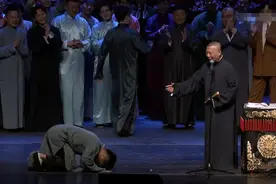 德云社又惹争议！张九龄当众给郭德纲下跪磕头，网友：像皇子登基图片