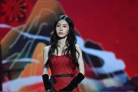 张碧晨生女风波后首亮相，穿抹胸裙大秀好身材，气质从少女变成熟图片