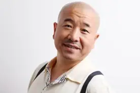 王小利孙子曝近照，白白胖胖似福娃太乖巧，模样像极爷爷基因强大图片