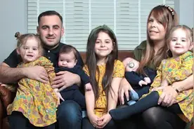 堪比中彩票！英国一对夫妻3年连生两对双胞胎视频封面