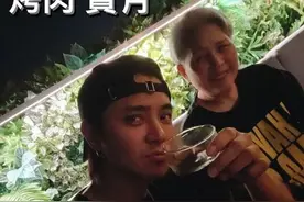罗志祥陪母亲过中秋，在屋外吃烤肉赏月，母子二人略显孤独图片