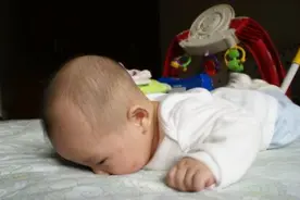 宝宝有点“笨”家长别急，婴儿在6个月前学会简单技能，就算达标图片